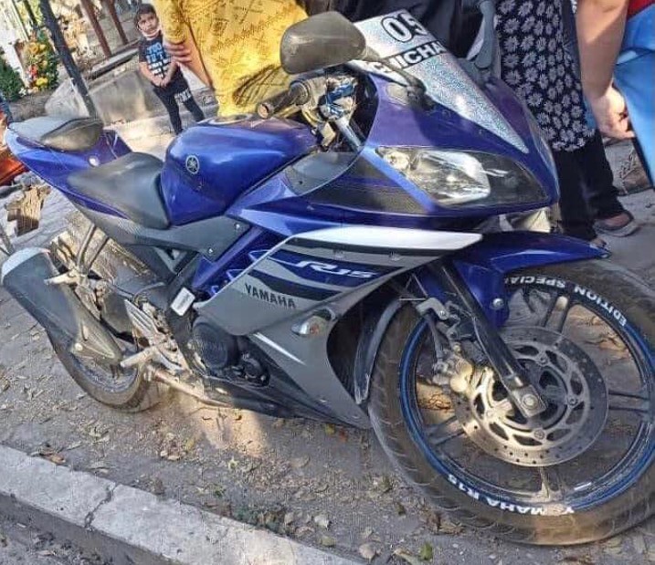 Le roban su moto frente a su casa en Chietla