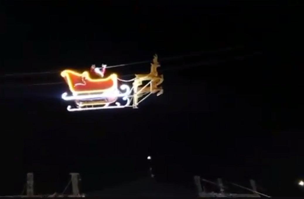 VIDEO Santa Claus se estrella contra edificio en Apizaco