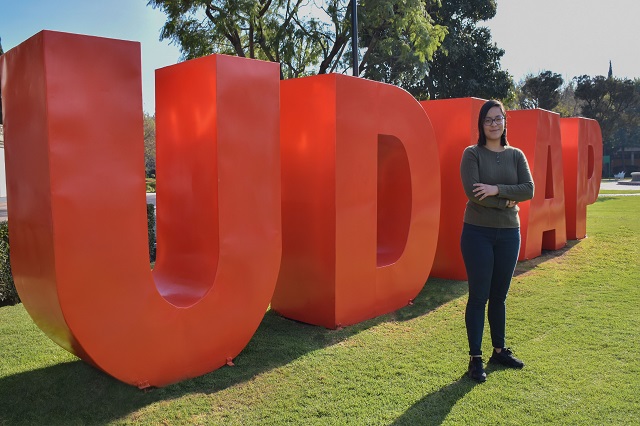Premian con beca mérito académico de alumna de Artes Plásticas UDLAP
