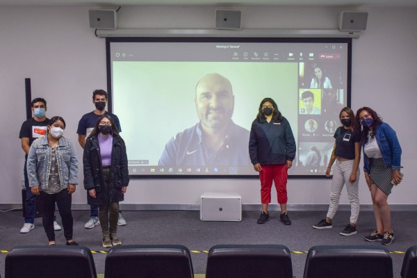 Carlos Rosado charla con estudiantes de la UDLAP