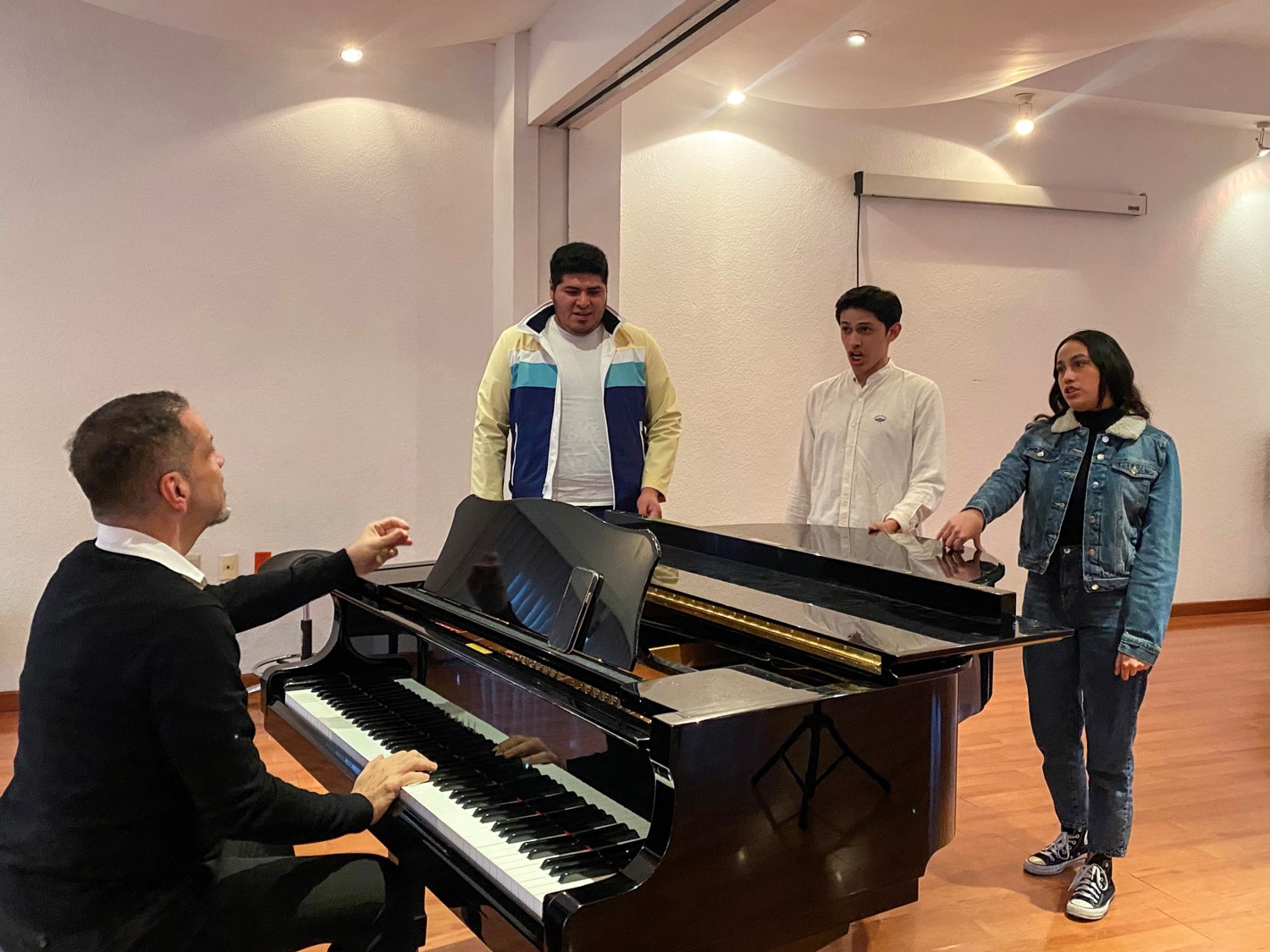 Integrantes de Ópera UDLAP reciben clases magistrales