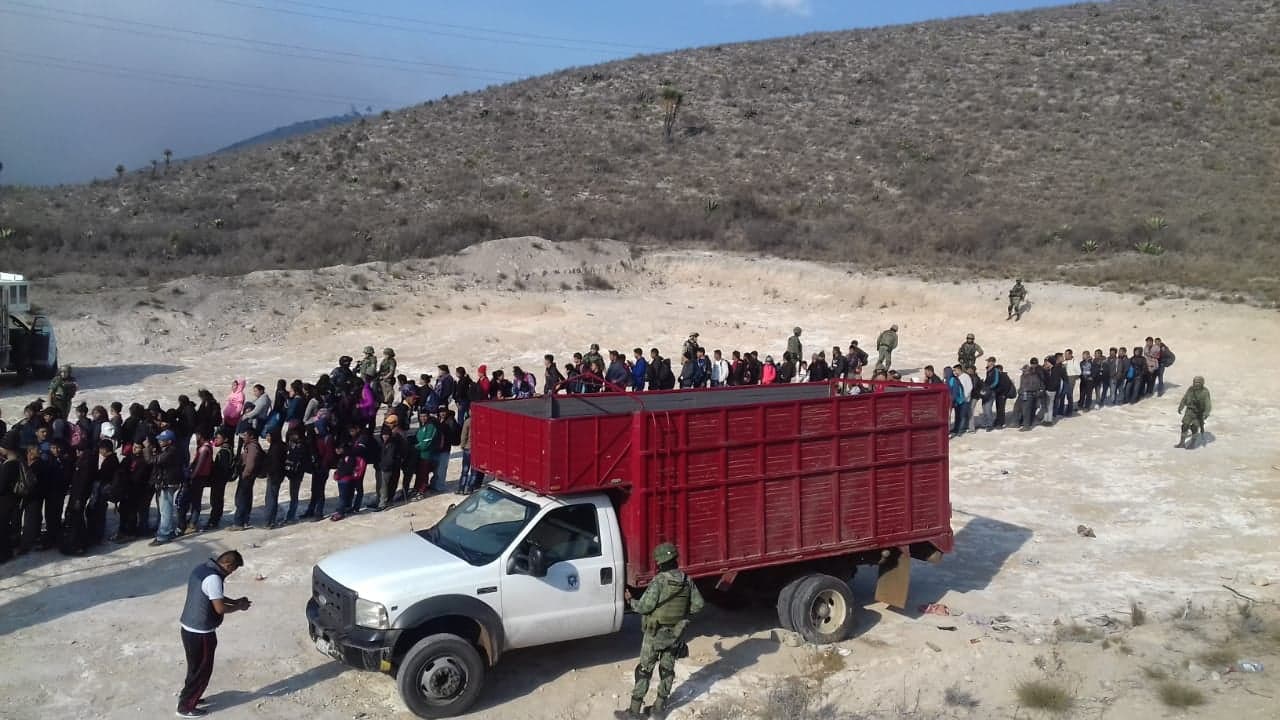 Abandonan a 145 migrantes en tres camionetas en Azumbilla