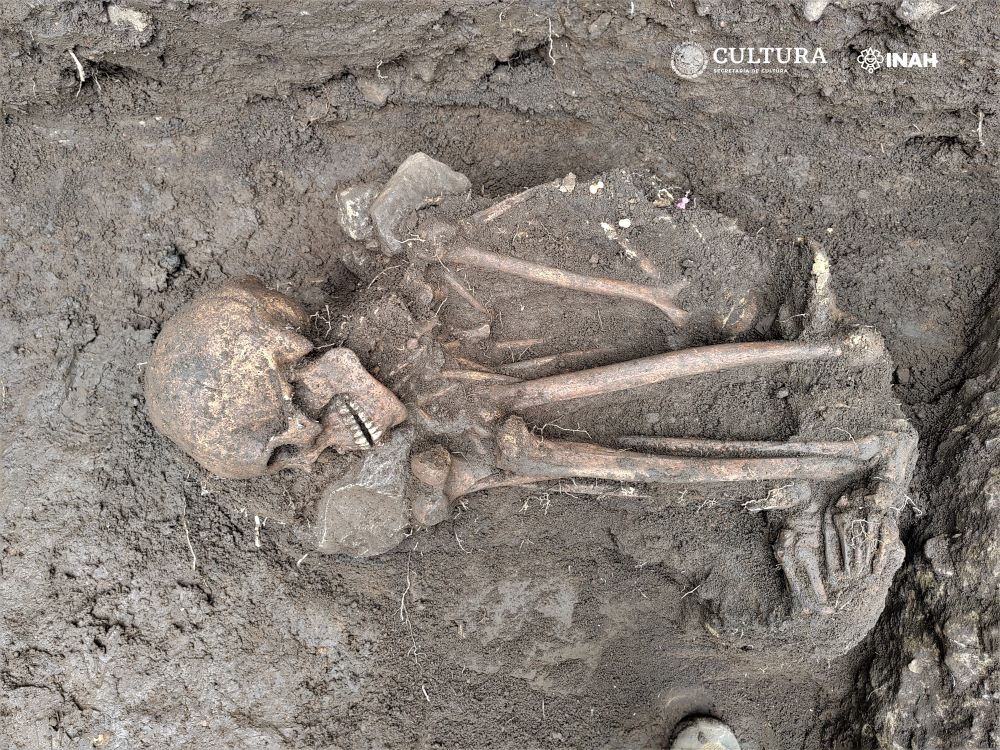 Lluvias dejan al descubierto entierro de una mujer que vivió hace 1,000 años en Morelos