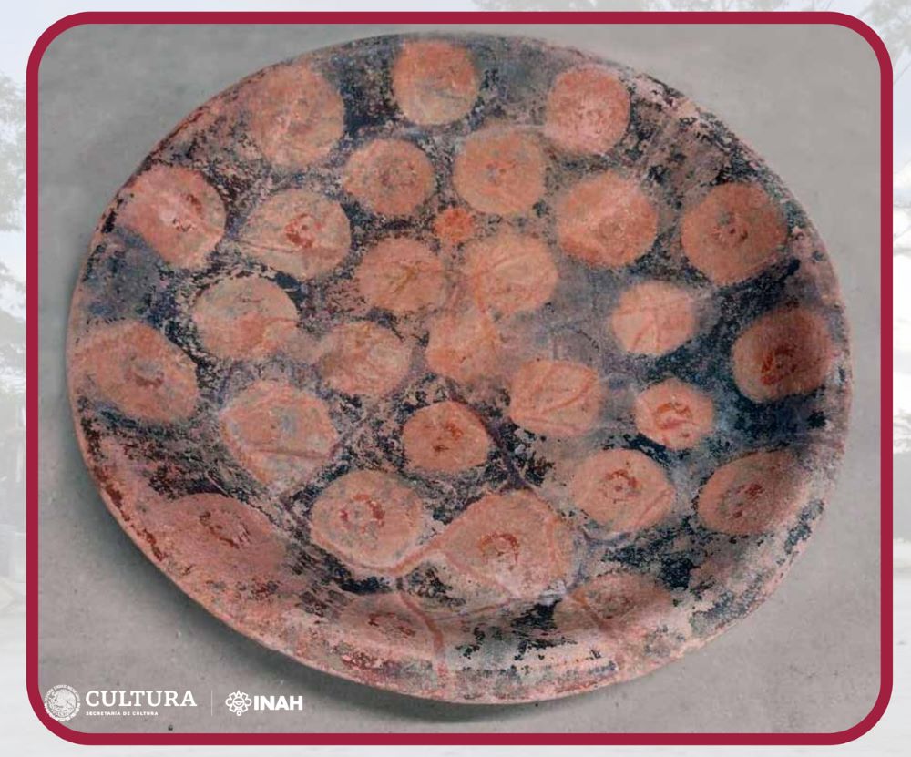Descubren plato con decoración abstracta en trabajos de la Zona Arqueológica de Edzná