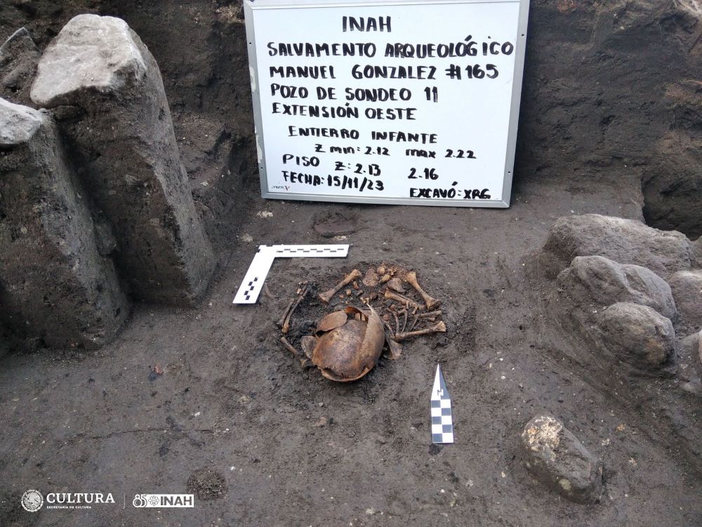 Hallazgo de canales y embarcadero prehispánicos evidencia entorno lacustre de Tlatelolco
