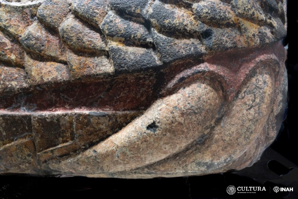 INAH recuperan policromía de monumental cabeza de serpiente mexica