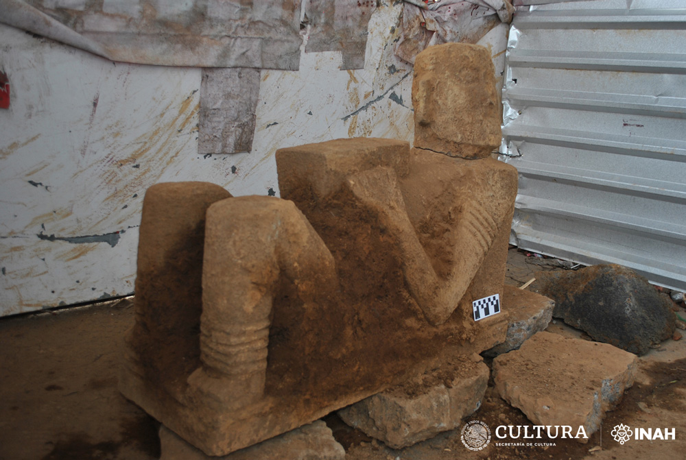 INAH localiza escultura prehispánica de Chac Mool en construcción de Michoacán