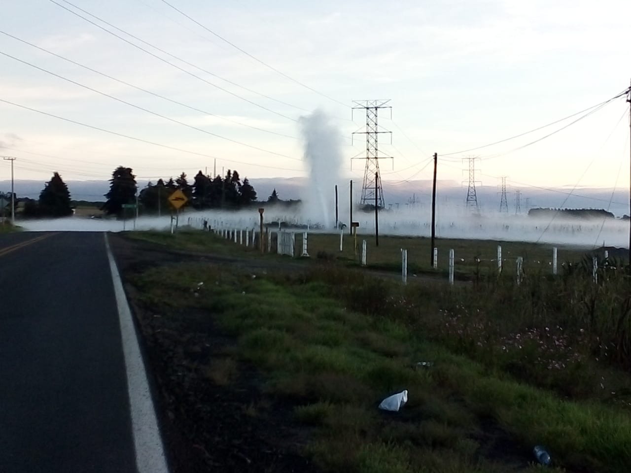 Fuerte fuga de gasolina genera nube de gas en Ahuazotepec