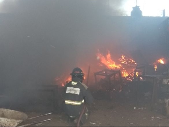 Bomberos controlan incendio en recicladora de Puebla