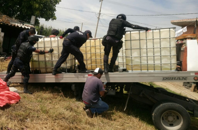 Policías encuentran almacén de huachicol en Coronango