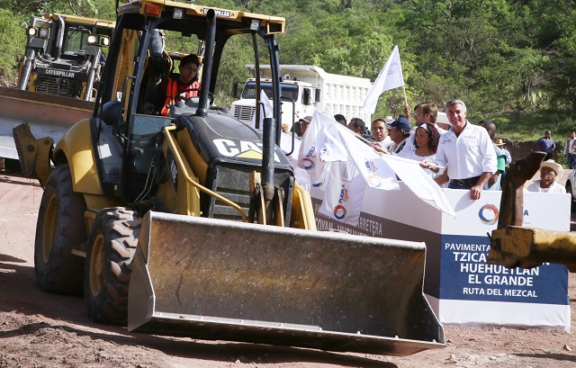 Pavimentan Ruta del Mezcal en región de Huehuetlán El Grande