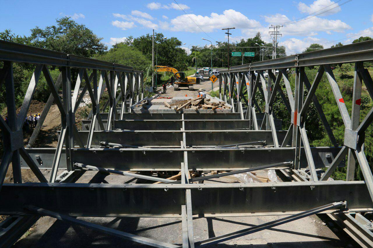Infraestructura instala puente provisional en entrada de Chietla