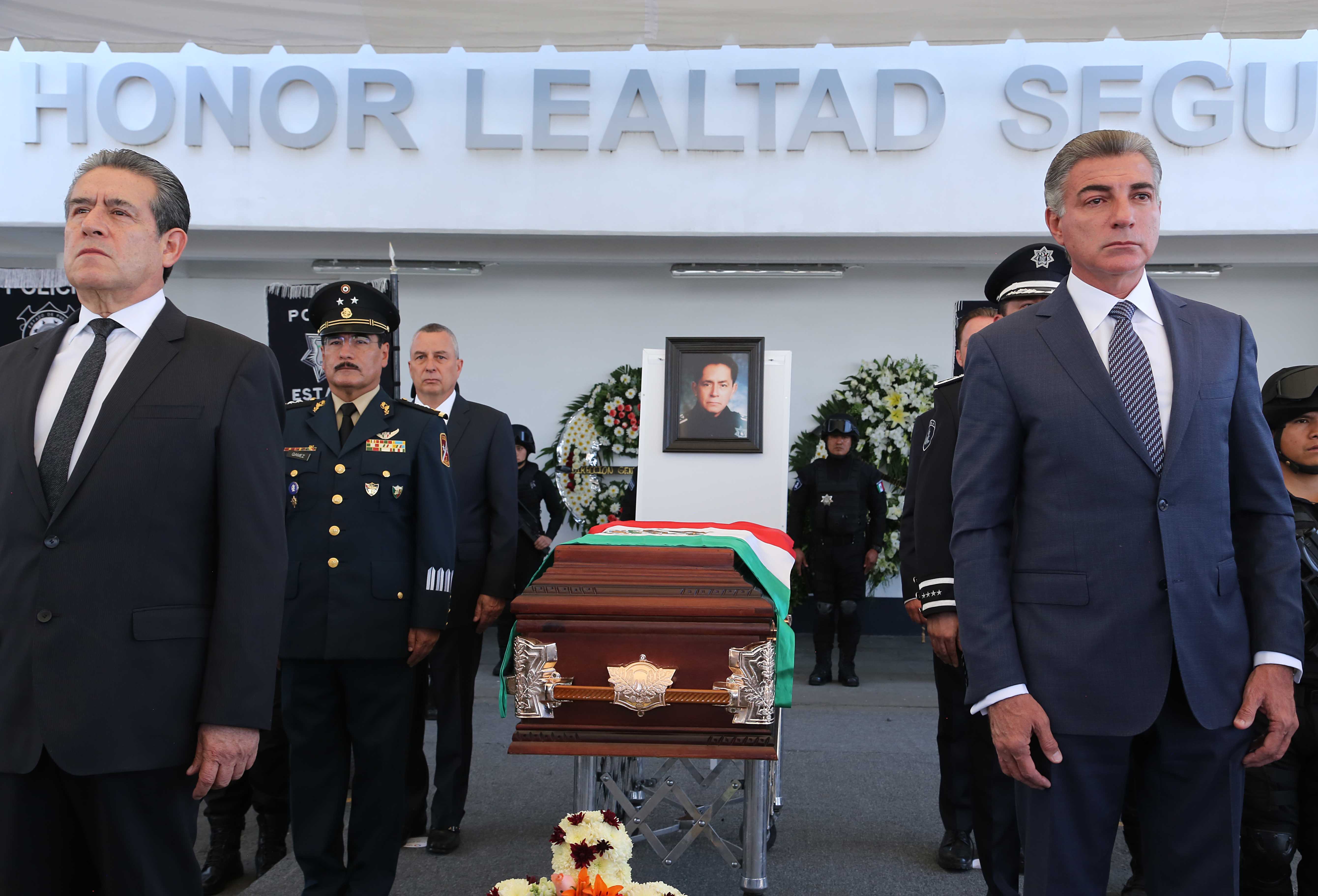 Gali rinde homenaje póstumo a policía abatido en Puebla