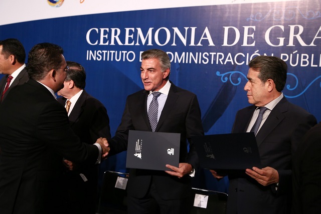 Acude Antonio Gali a ceremonia de graduación del IAP