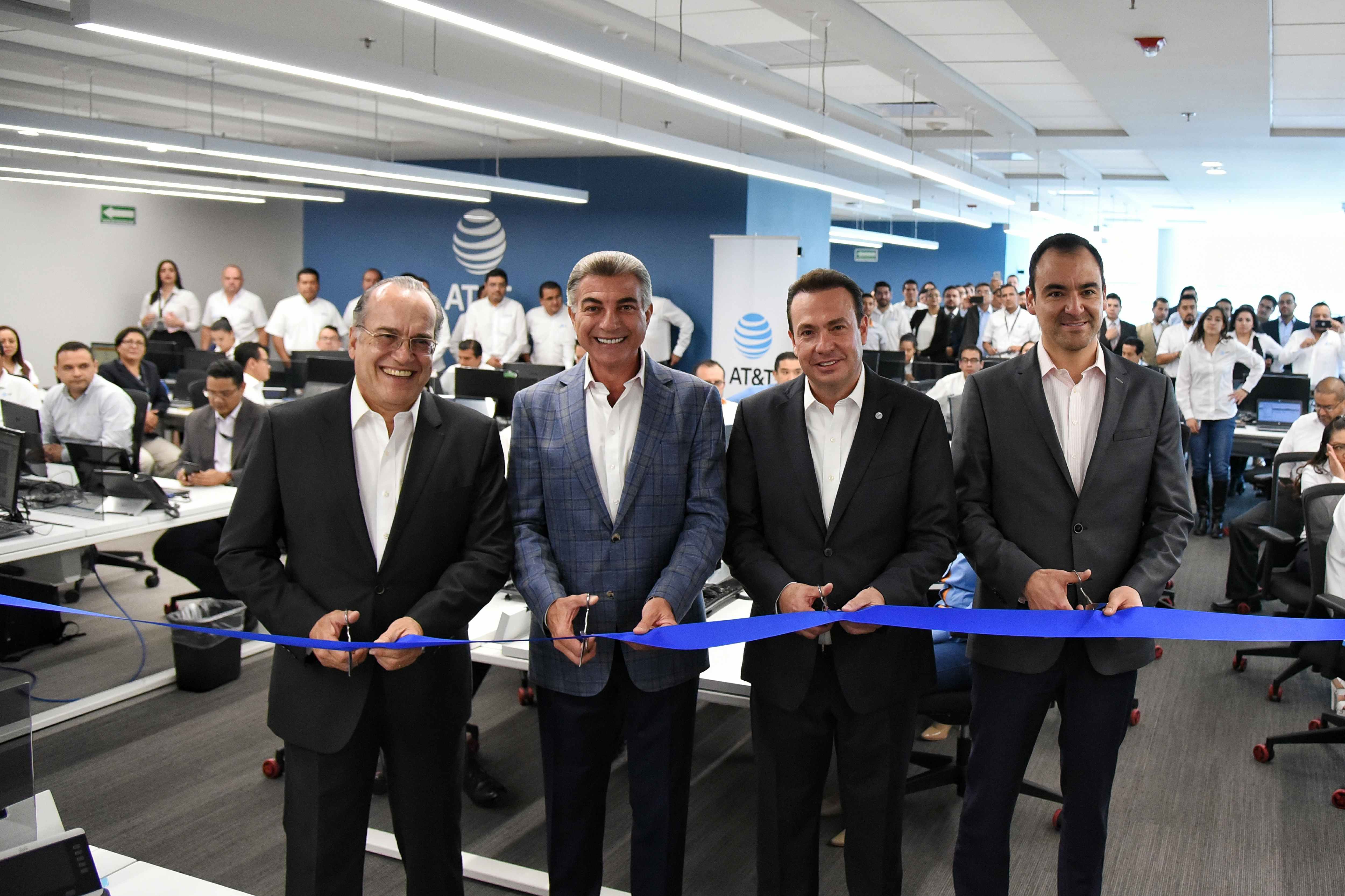 Gali asiste a inauguración de oficinas de AT&T 