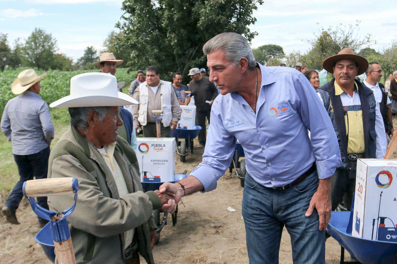 Gali entrega apoyos para productores en región de Texmelucan