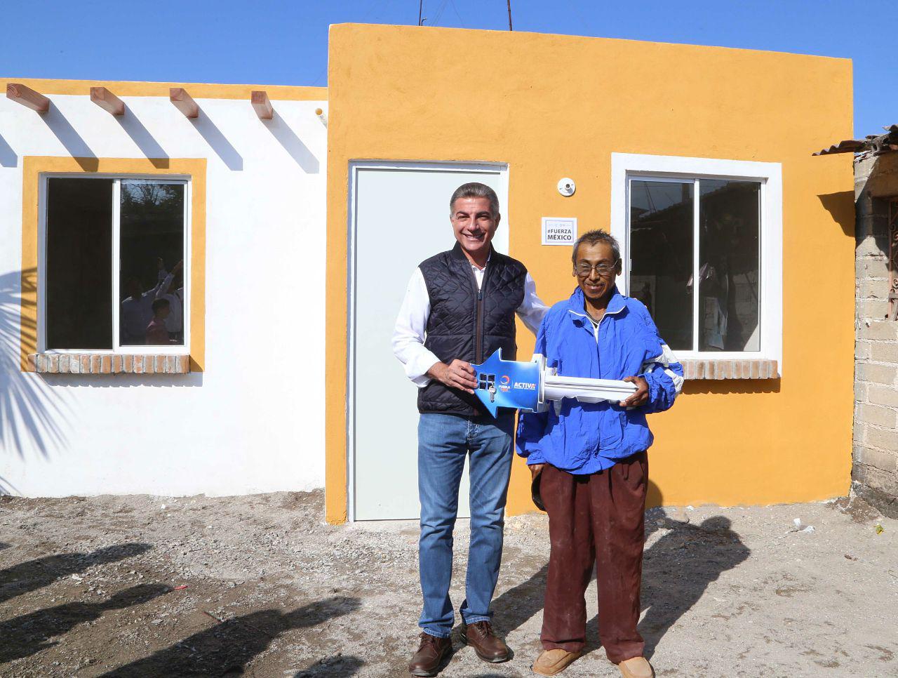 Gobernador entrega casas reconstruidas en Huehuetlán El Chico