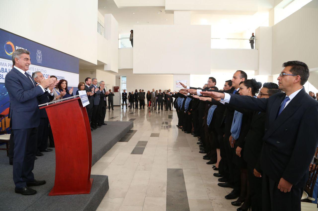 Gali toma protesta al comité del sindicato de burócratas