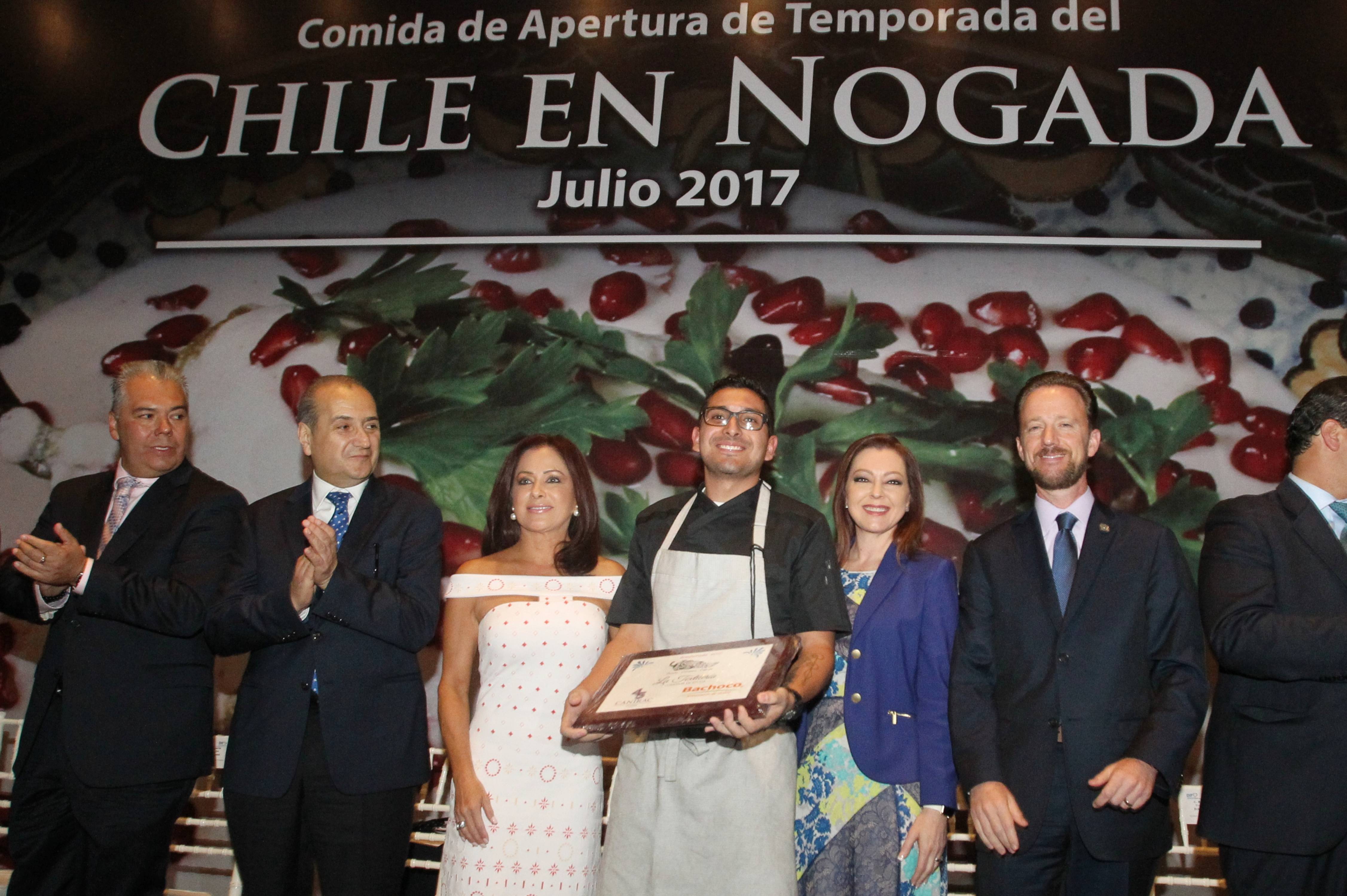 Realizan comida de apertura de la temporada de chiles en nogada