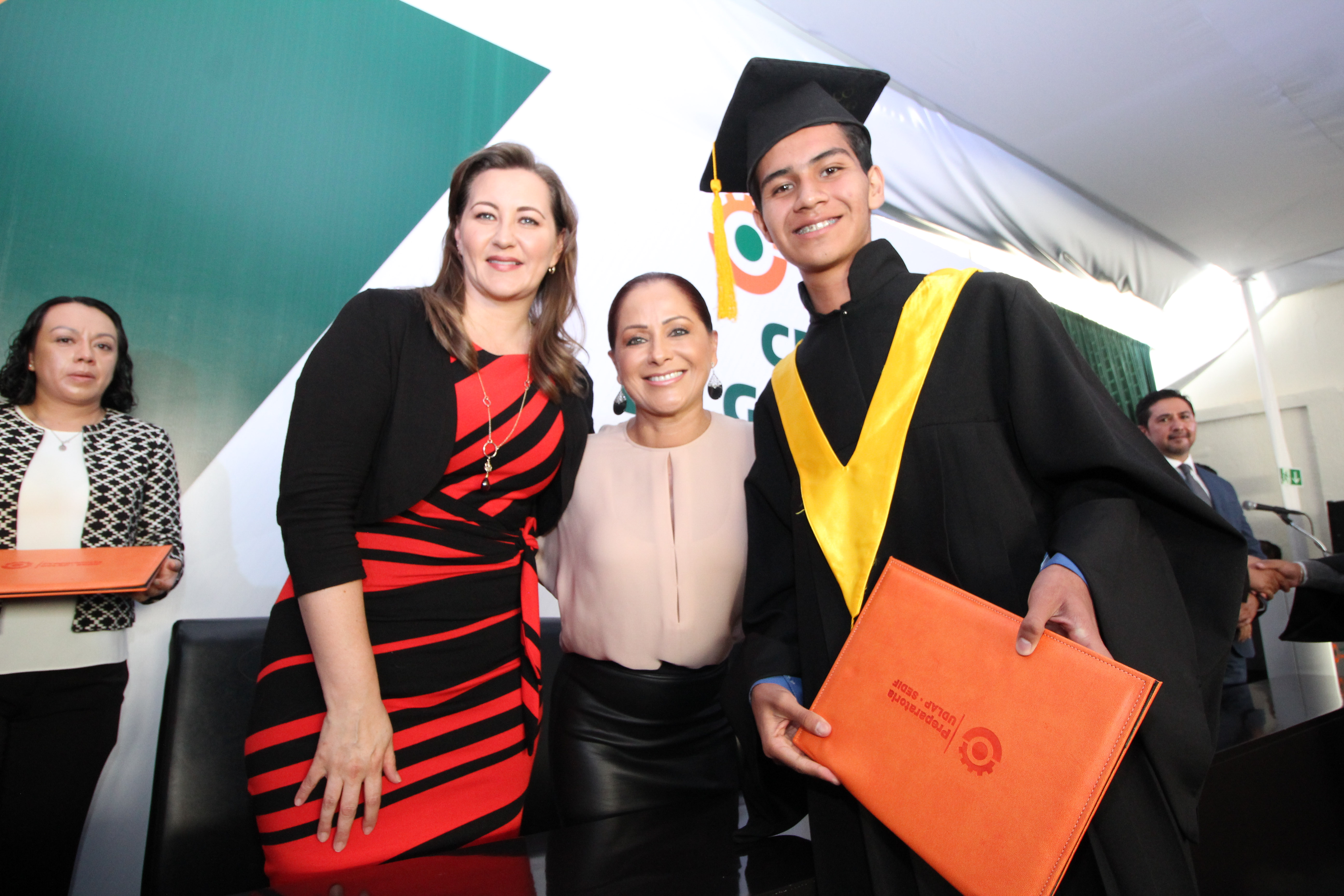 Entrega Dinorah López de Gali diplomas a egresados UDLAP-SEDIF