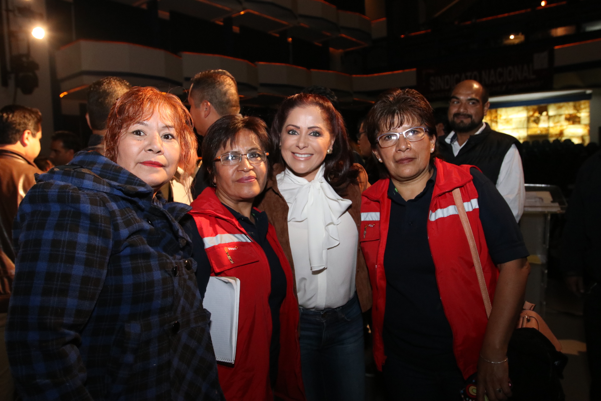 Reconocen a Dinorah López de Gali apoyo a familias damnificadas  