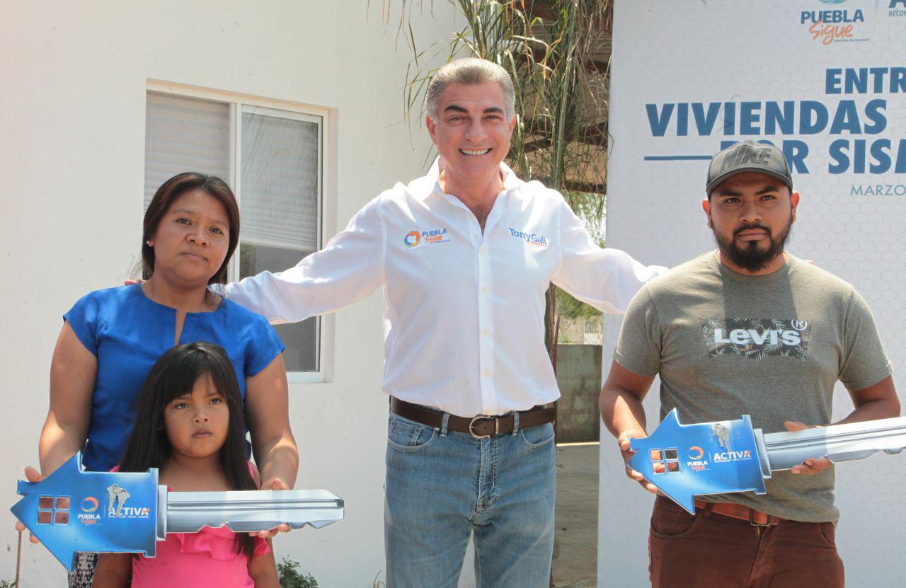 Gobernador entrega escuela reconstruida en Tehuitzingo