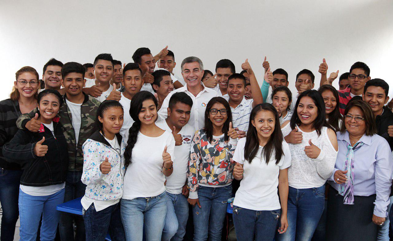Gali entrega apoyos para producción del mezcal en la Mixteca