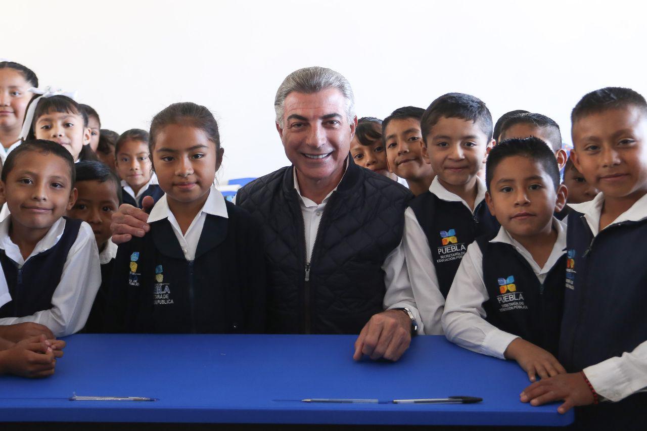 Antonio Gali entrega escuela reconstruida en Tochimilco