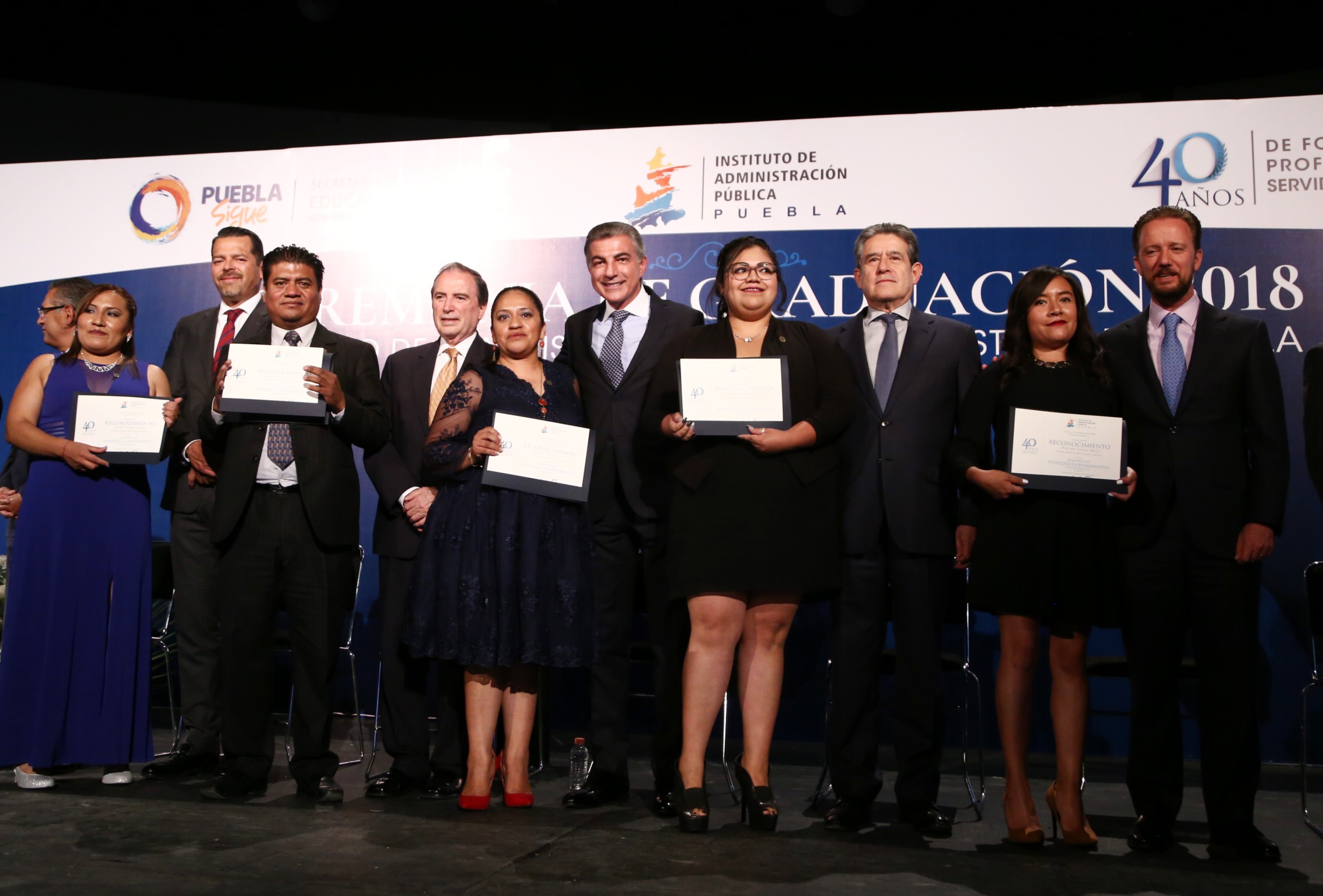 Acude Antonio Gali a ceremonia de graduación del IAP