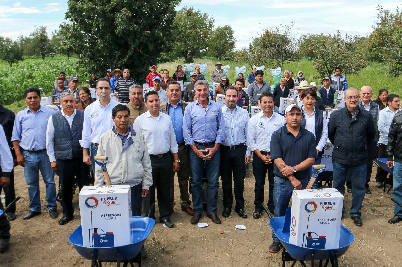 Gali entrega apoyos para productores en región de Texmelucan
