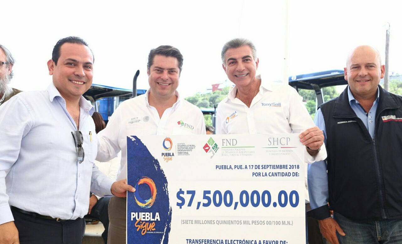 Gobernador entrega apoyos al campo por 107 millones de pesos