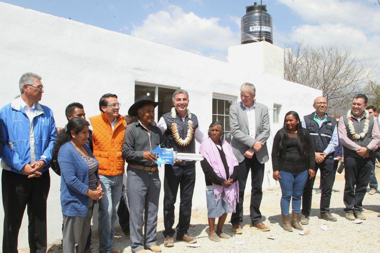 Antonio Gali entrega escuela reconstruida en Tochimilco