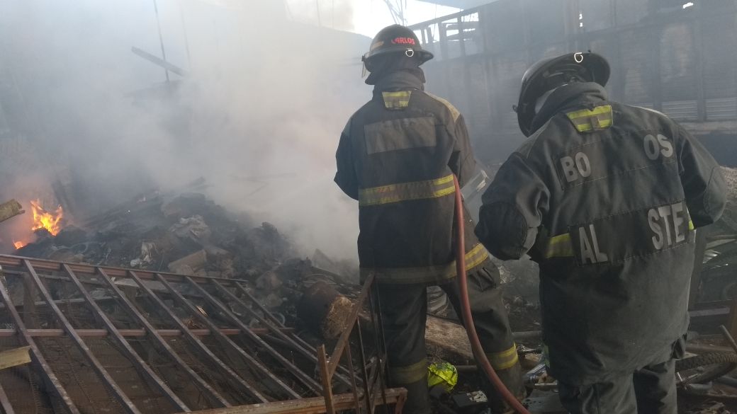 Bomberos controlan incendio en recicladora de Puebla