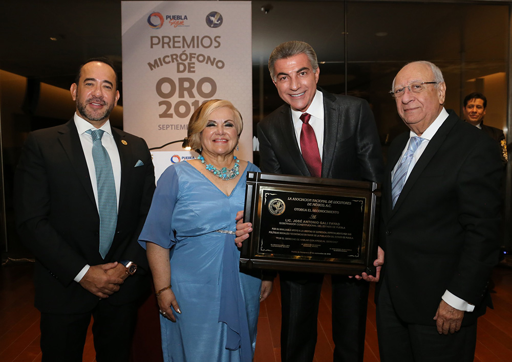 Recibe Tony Gali reconocimiento por libertad de expresión