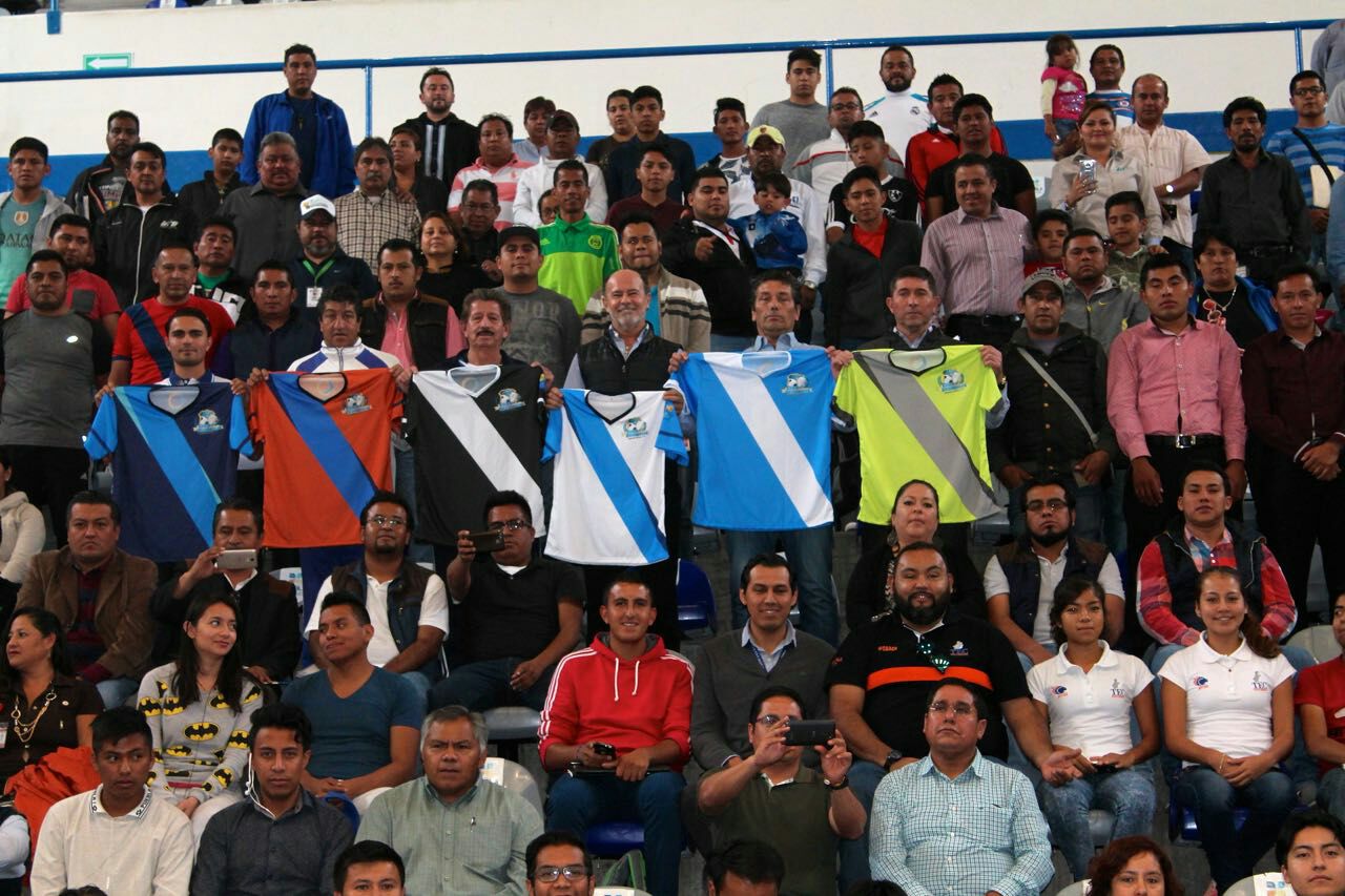 Entregan uniformes a participantes de Copa Champions Puebla