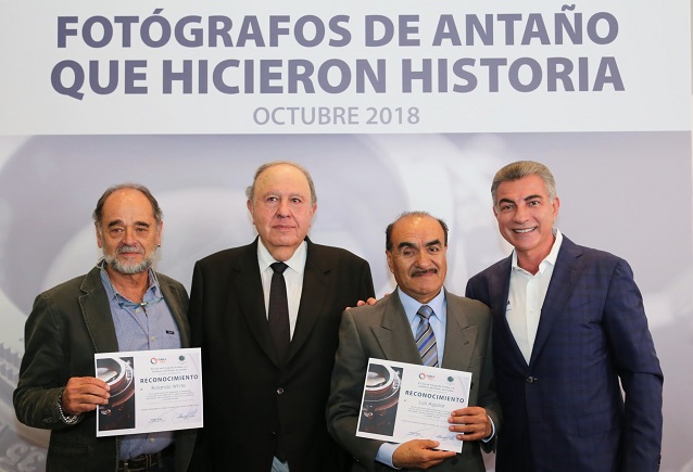 Entrega Gali reconocimientos al Club de Fotografía de Puebla