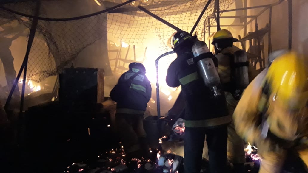 Sofocan incendio de local de autopartes en la 46 Poniente