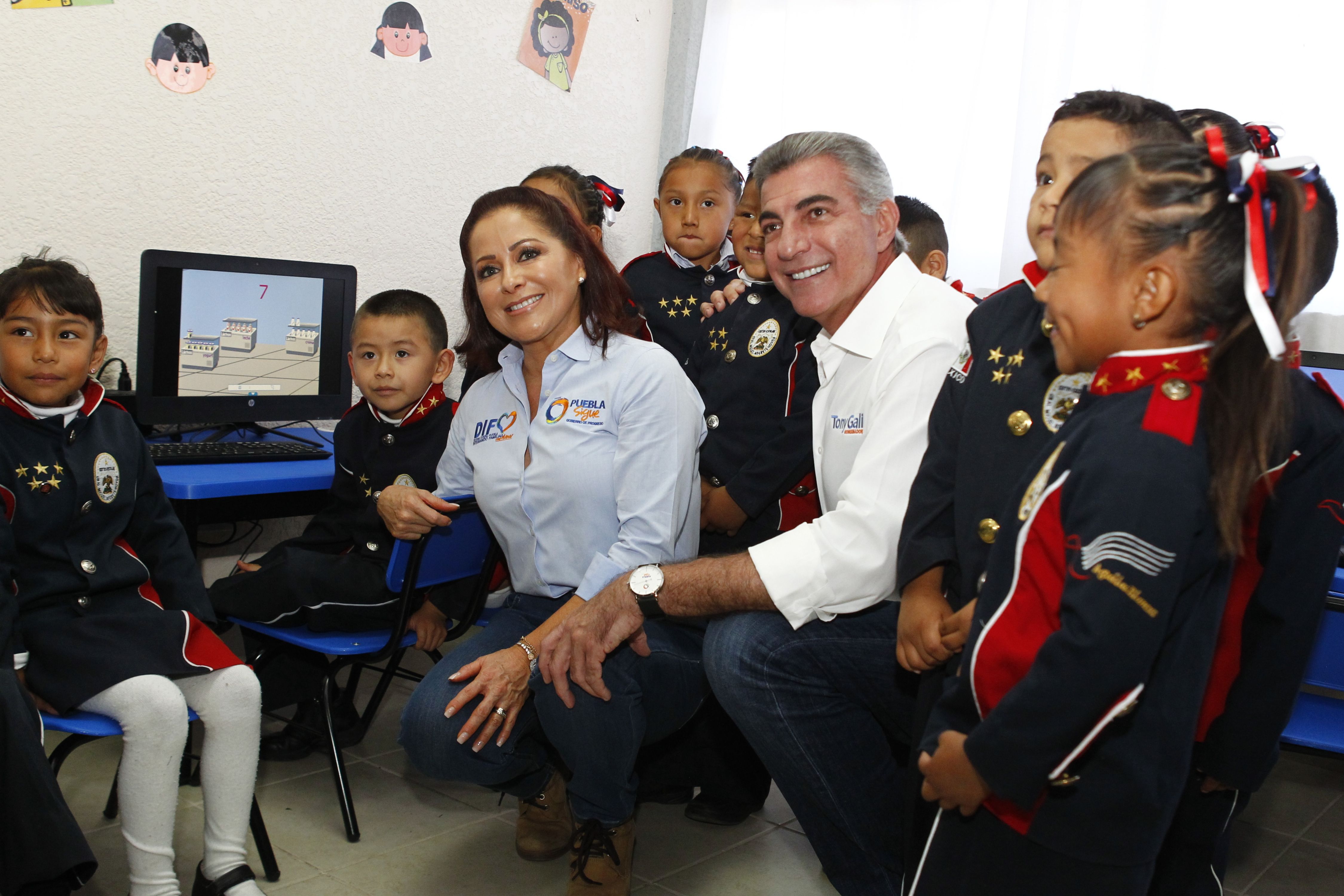 Gobernador entrega computadoras a preescolares de Puebla