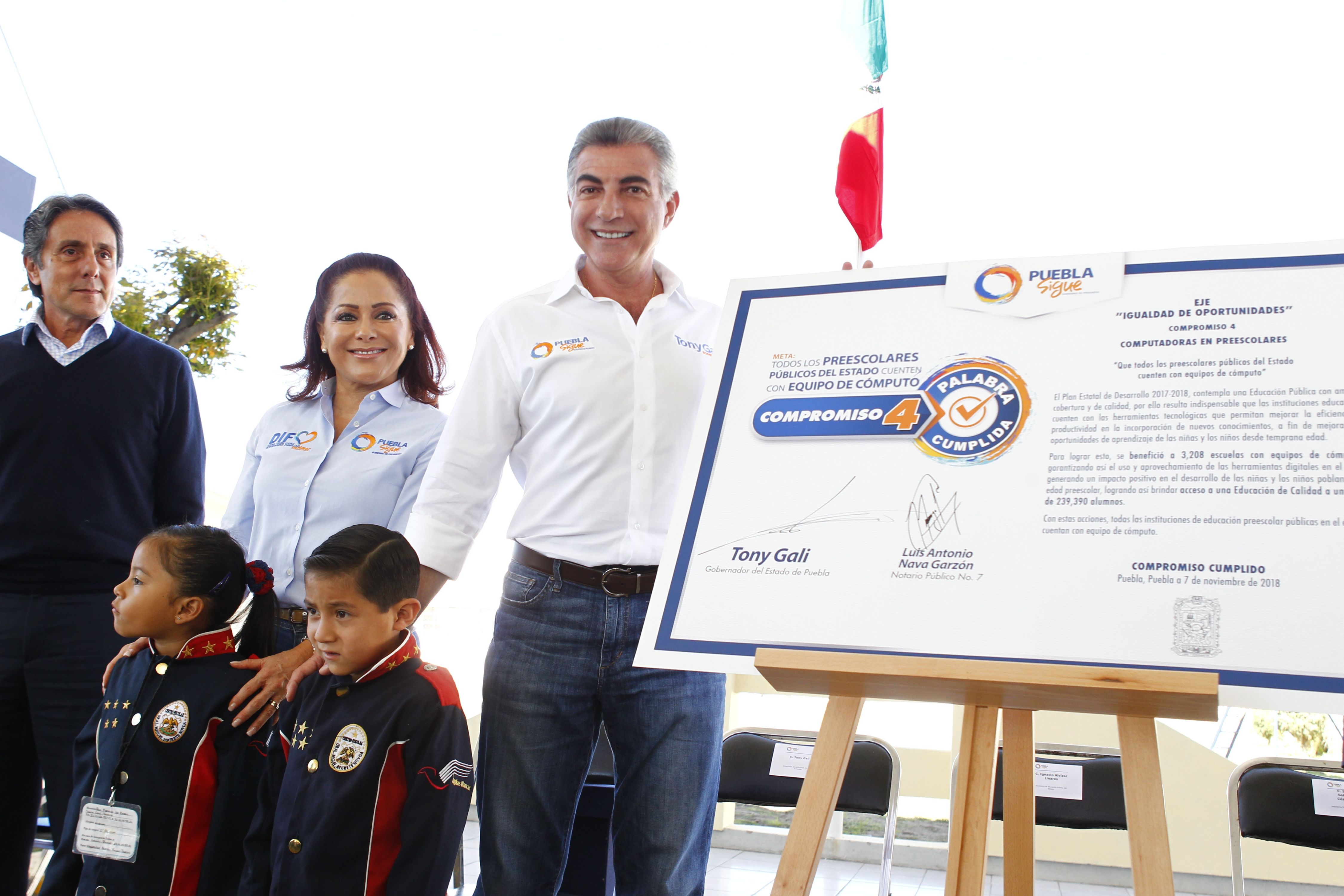 Gobernador entrega computadoras a preescolares de Puebla