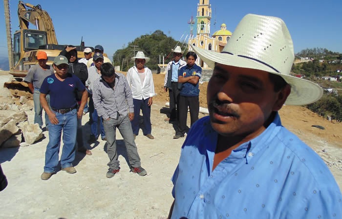 Habitantes de Zoatecpan paran obra del Ayuntamiento de Xochitlán