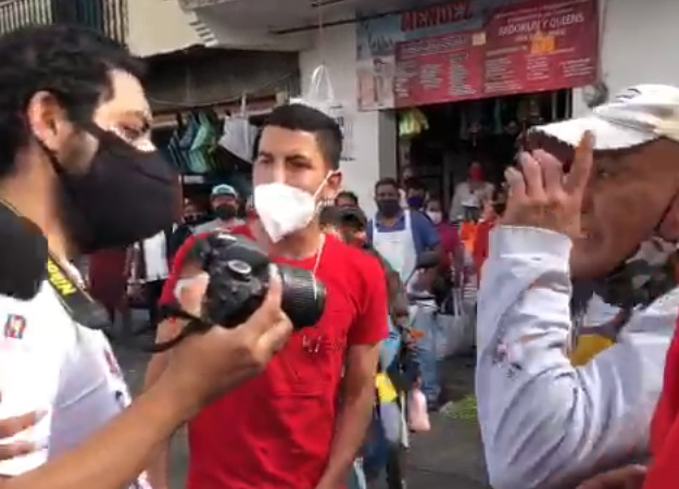 Agreden a fotógrafo en Atlixco durante zafarrancho de ambulantes