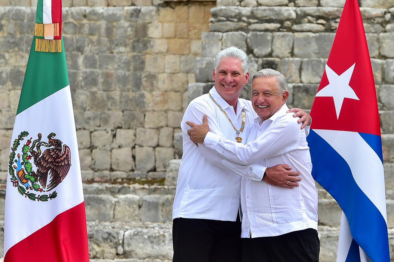 Pide AMLO a Cuba mantener convenios para médicos especialistas