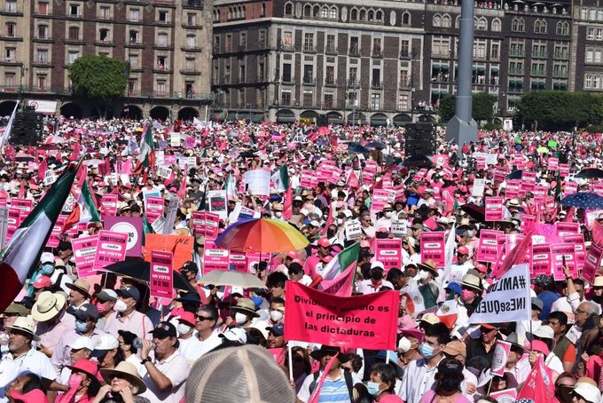 Hasta 500 mil personas se concentraron al mitin en defensa del INE en el Zócalo de la CDMX