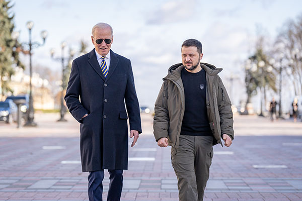 Biden visita Ucrania y promete más armas