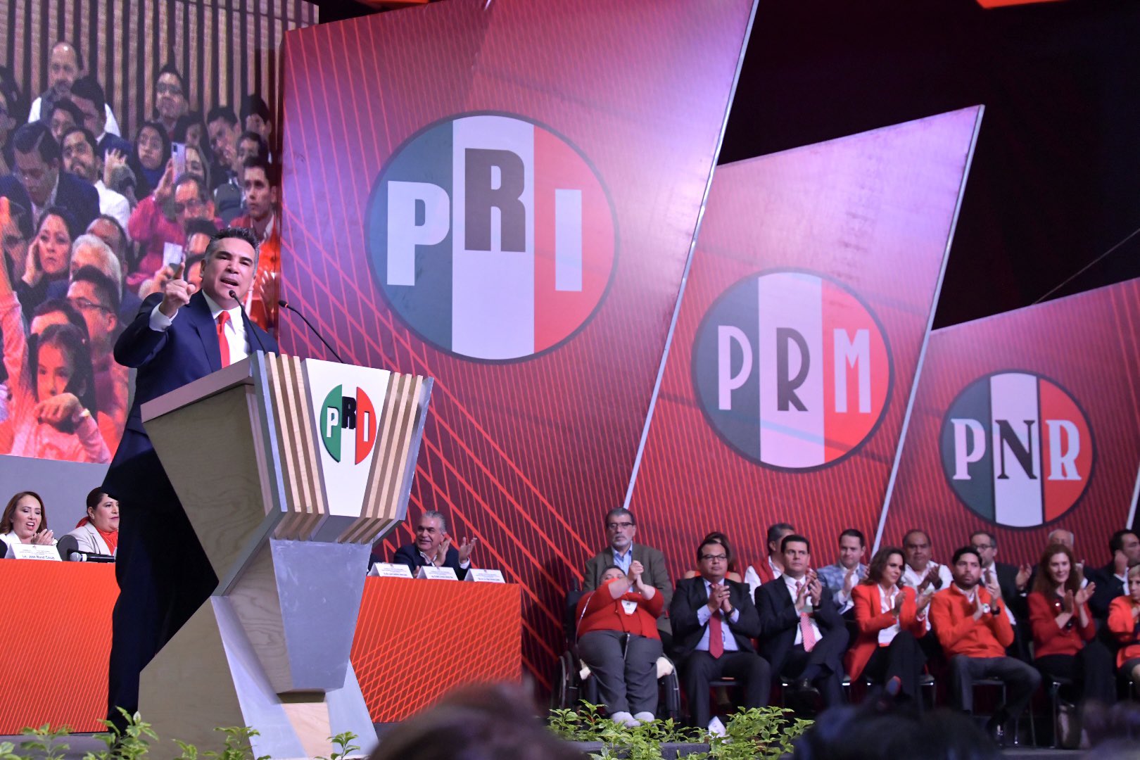 En aniversario del PRI, líder nacional respalda al INE