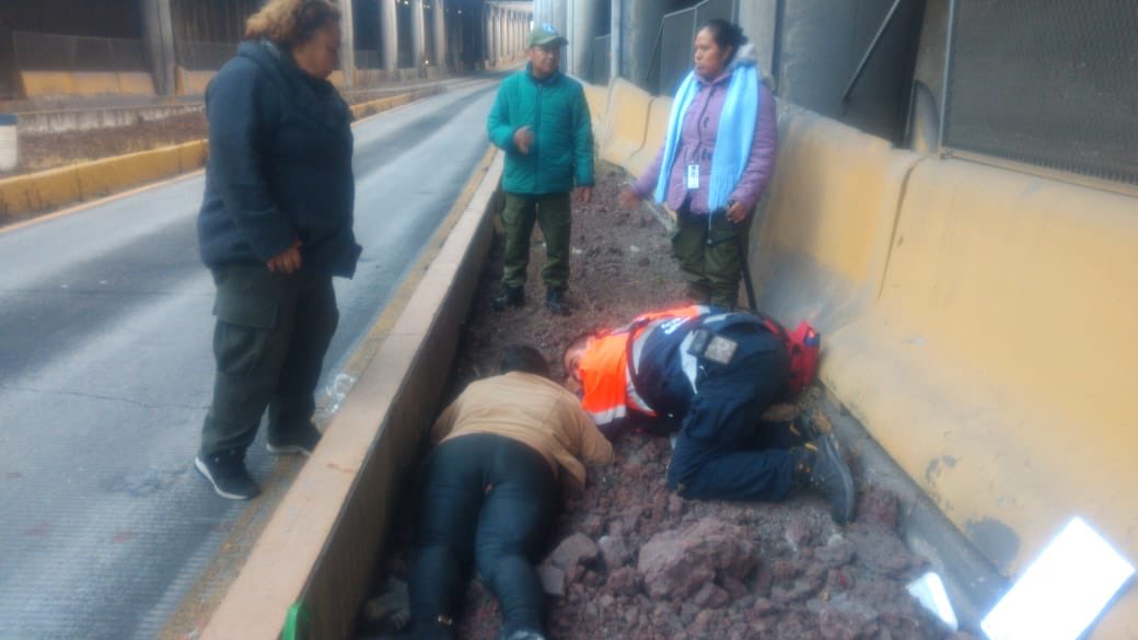 Cae del distribuidor Juárez-Serdán y solo sufre fracturas en tobillos