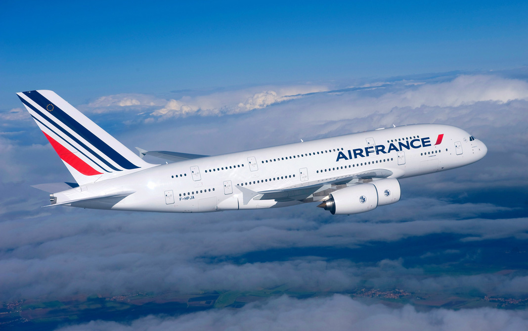 Avión que aterrizó en París causa alarma por posible bomba en su interior