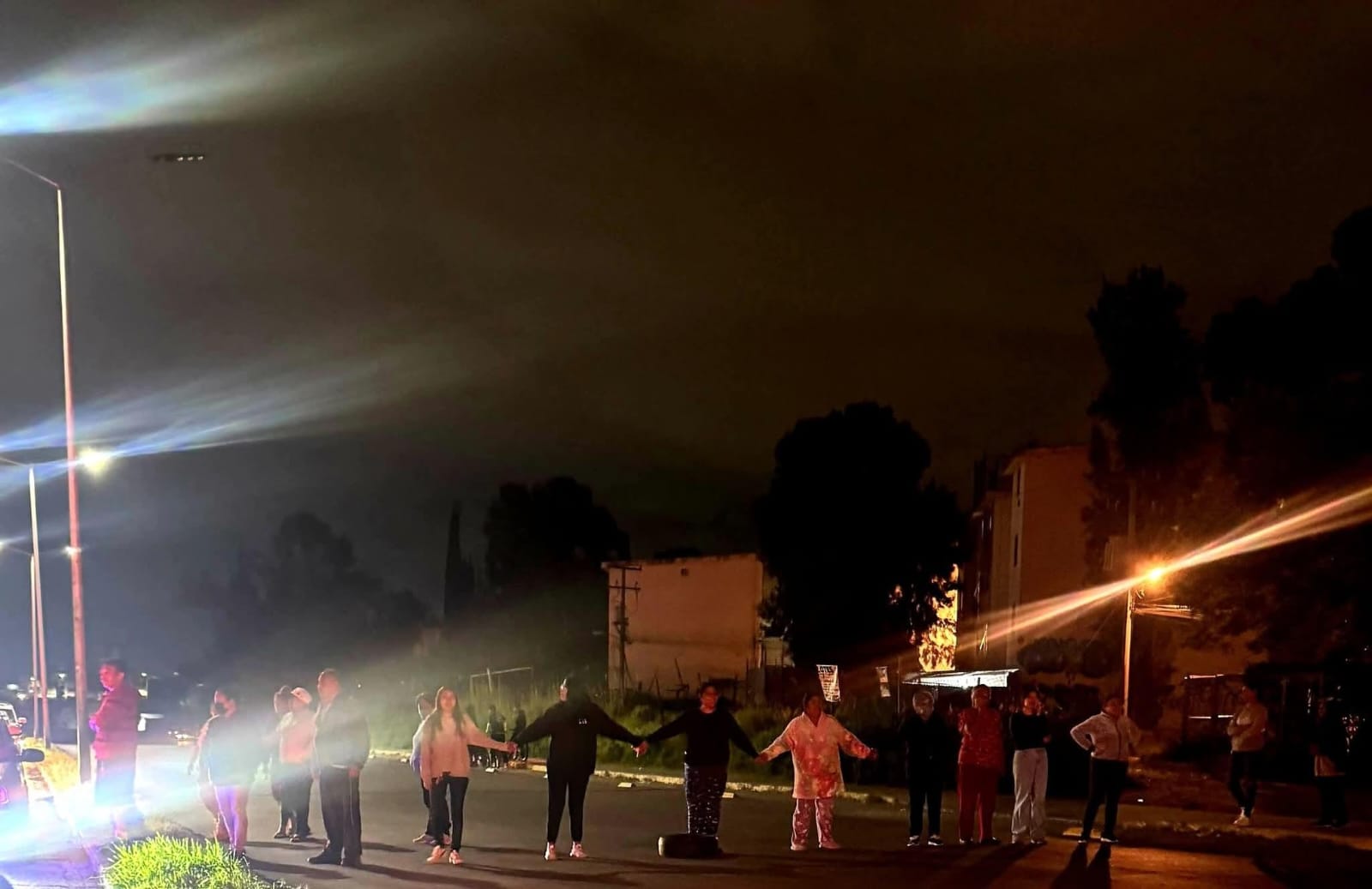 Vecinos de San Miguel Mayorazgo bloquean Bulevar Carmelitas en protesta contra CFE