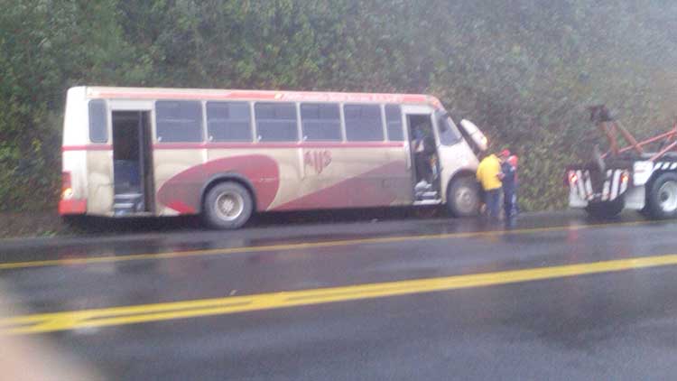 Autobús se queda sin frenos en la México-Tuxpan