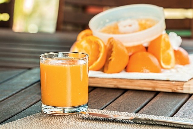 Un jugo de naranja podría ser más dañino que el refresco